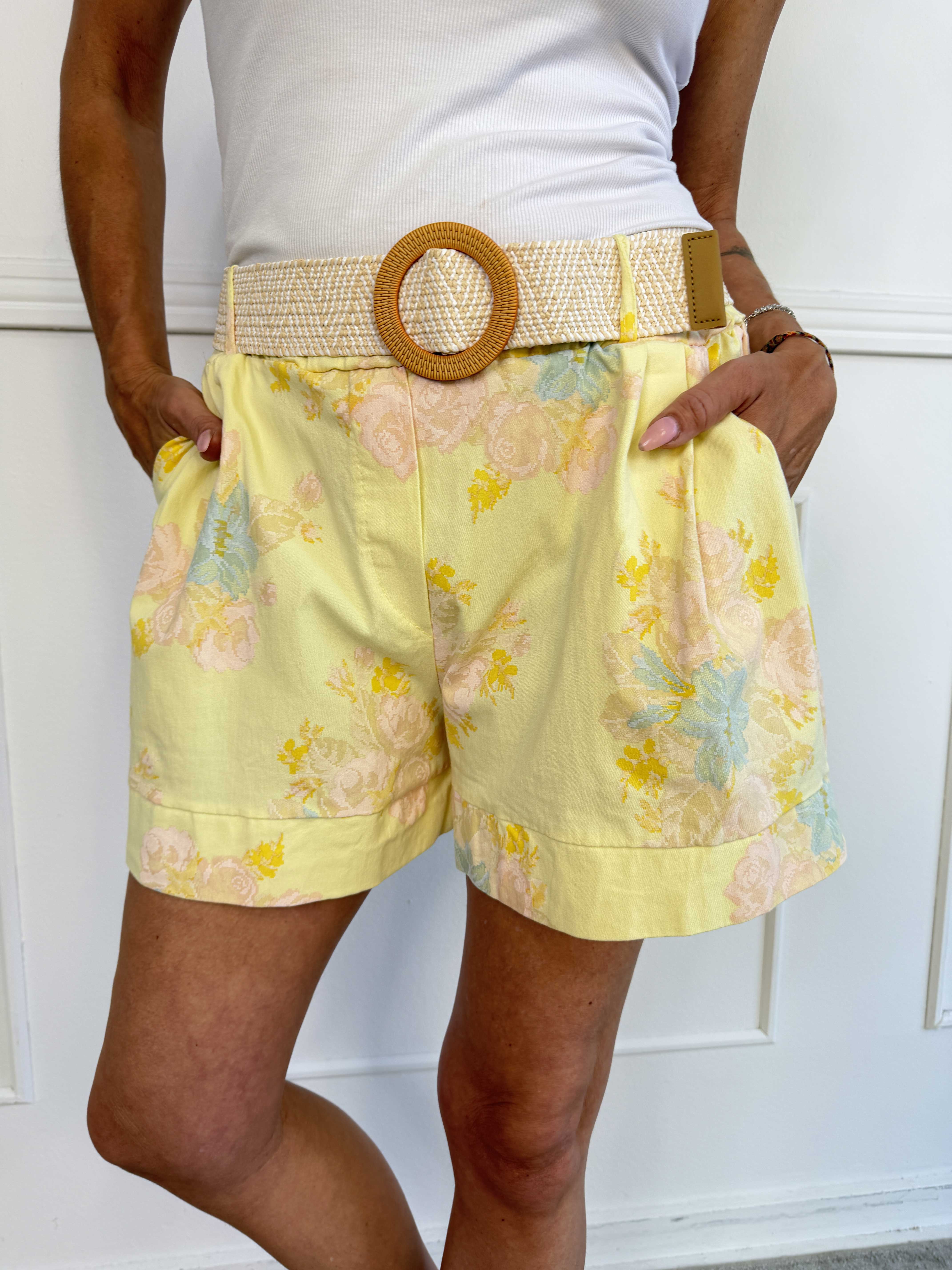 Pianora - Plus size shorts i en viskoseblanding med blomster og flettet bælte